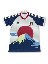 2025–2026 日本代表 富士山グラフィックユニフォーム – 日の出と富士山の大胆グラフィックにAEROREADY素材を融合した、未来志向のコレクター必携アイテム。