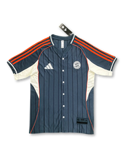 2025-26 バイエルン・ミュンヘン ネイビー ベースボールシャツ 正面デザイン ピンストライプ