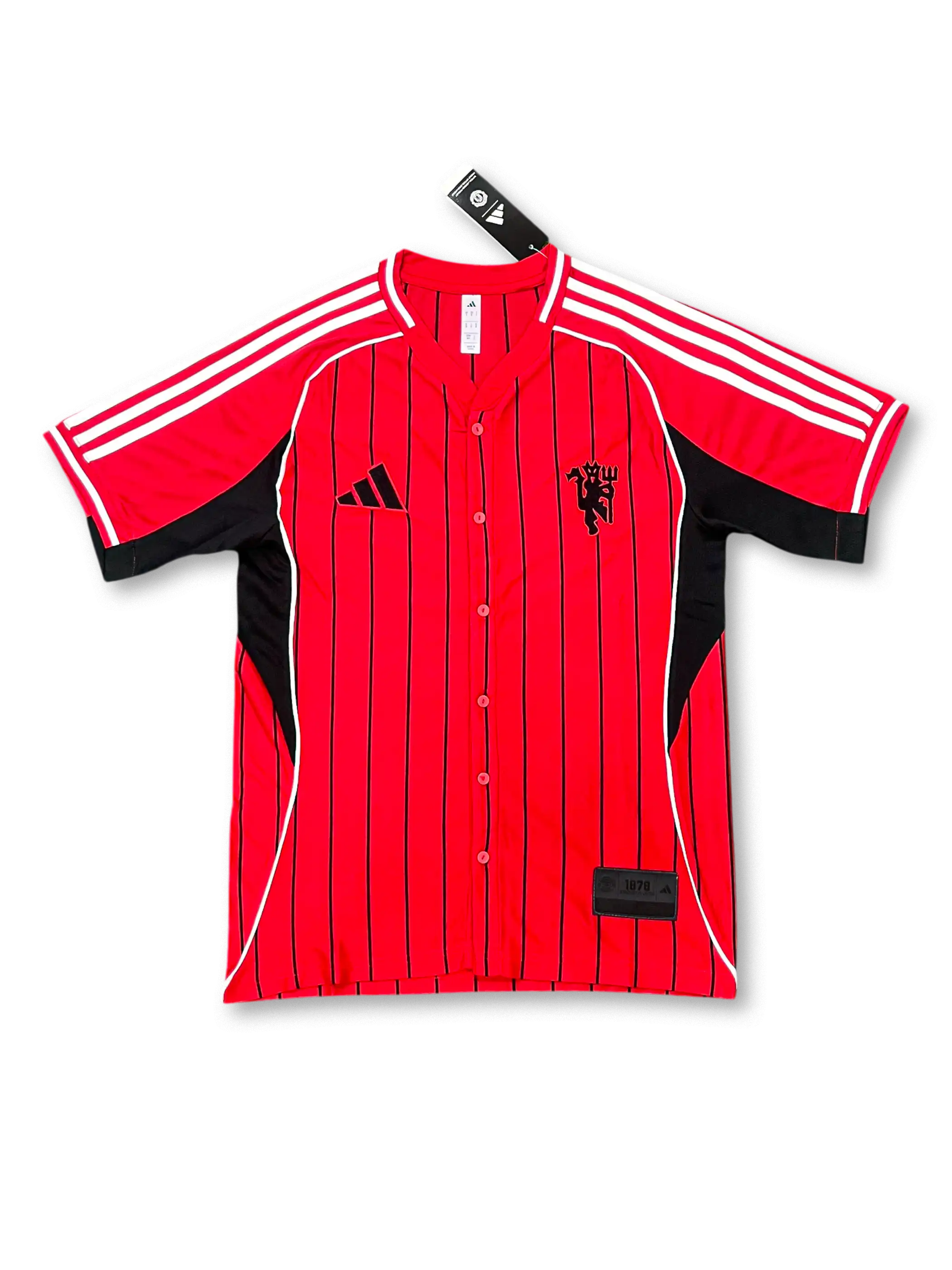 2025-26 マンチェスター・ユナイテッド レッド ベースボールシャツ 正面デザイン ピンストライプ