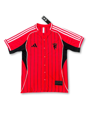 2025-26 マンチェスター・ユナイテッド レッド ベースボールシャツ 正面デザイン ピンストライプ