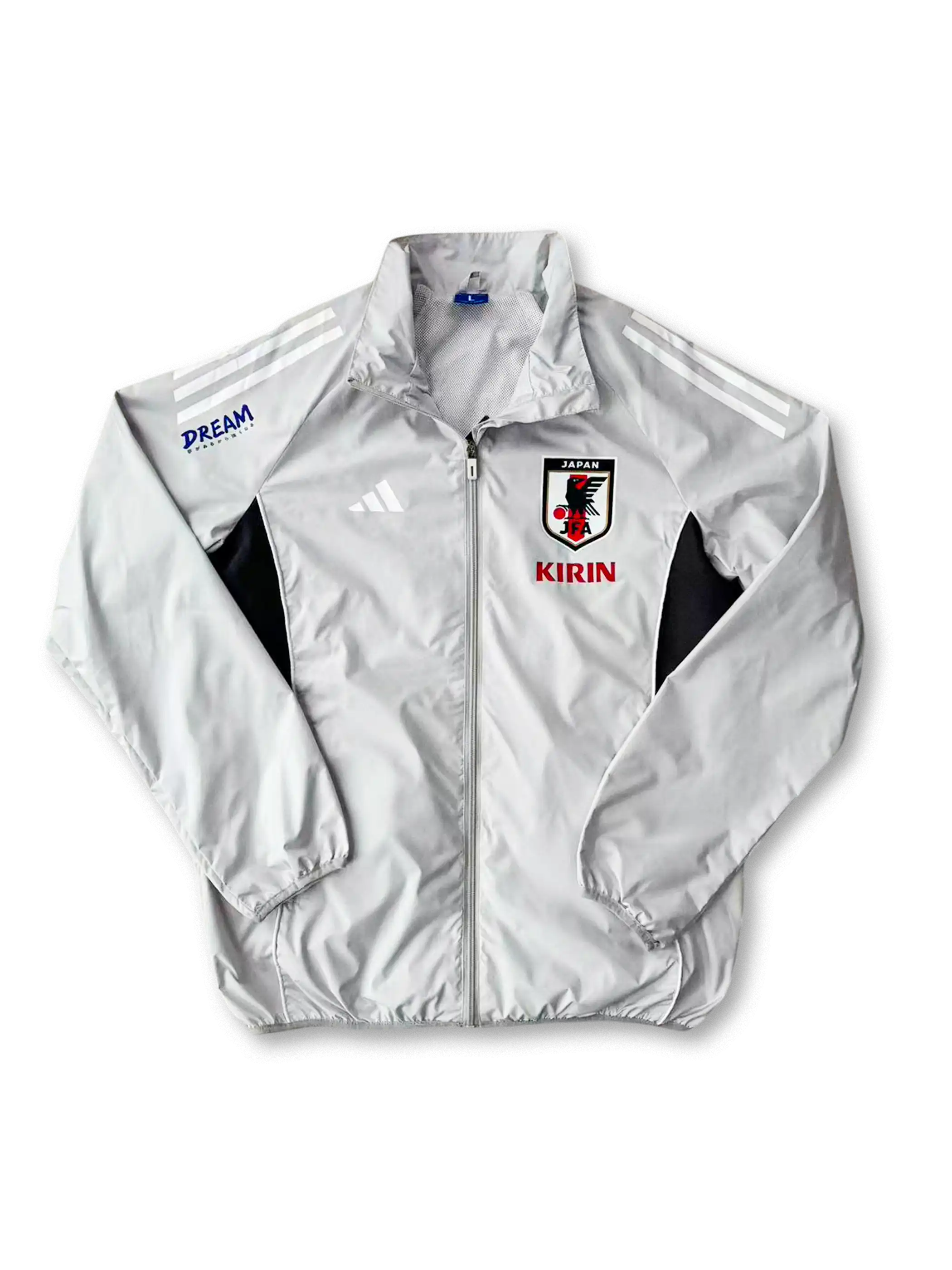 2025年日本代表トレーニングジャケット 正面、KIRINロゴとJFAエンブレムを配したライトグレーデザイン