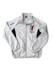 2025年日本代表トレーニングジャケット 正面、KIRINロゴとJFAエンブレムを配したライトグレーデザイン