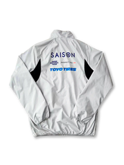 2025年日本代表トレーニングジャケット 正面、KIRINロゴとJFAエンブレムを配したライトグレーデザイン