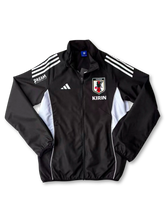 2025年日本代表トレーニングジャケット ブラック 正面、KIRINロゴとJFAエンブレム入りデザイン