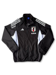 2025年日本代表トレーニングジャケット ブラック 正面、KIRINロゴとJFAエンブレム入りデザイン