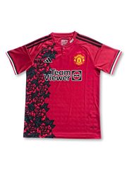2025年マンチェスター・ユナイテッド 薔薇特別版ユニフォーム 正面、黒赤ローズグラフィック
