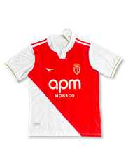 2025年ASモナコ ホームユニフォーム 正面、赤白の斜めツートーンデザインとapmロゴ