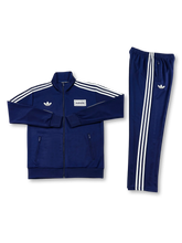 ネイビーのadidasトラックスーツセット 前面(oasisパッチ)