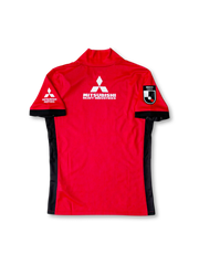 2025年浦和レッズ ホームユニフォーム 正面、POLUSロゴと三菱モータースロゴ入り