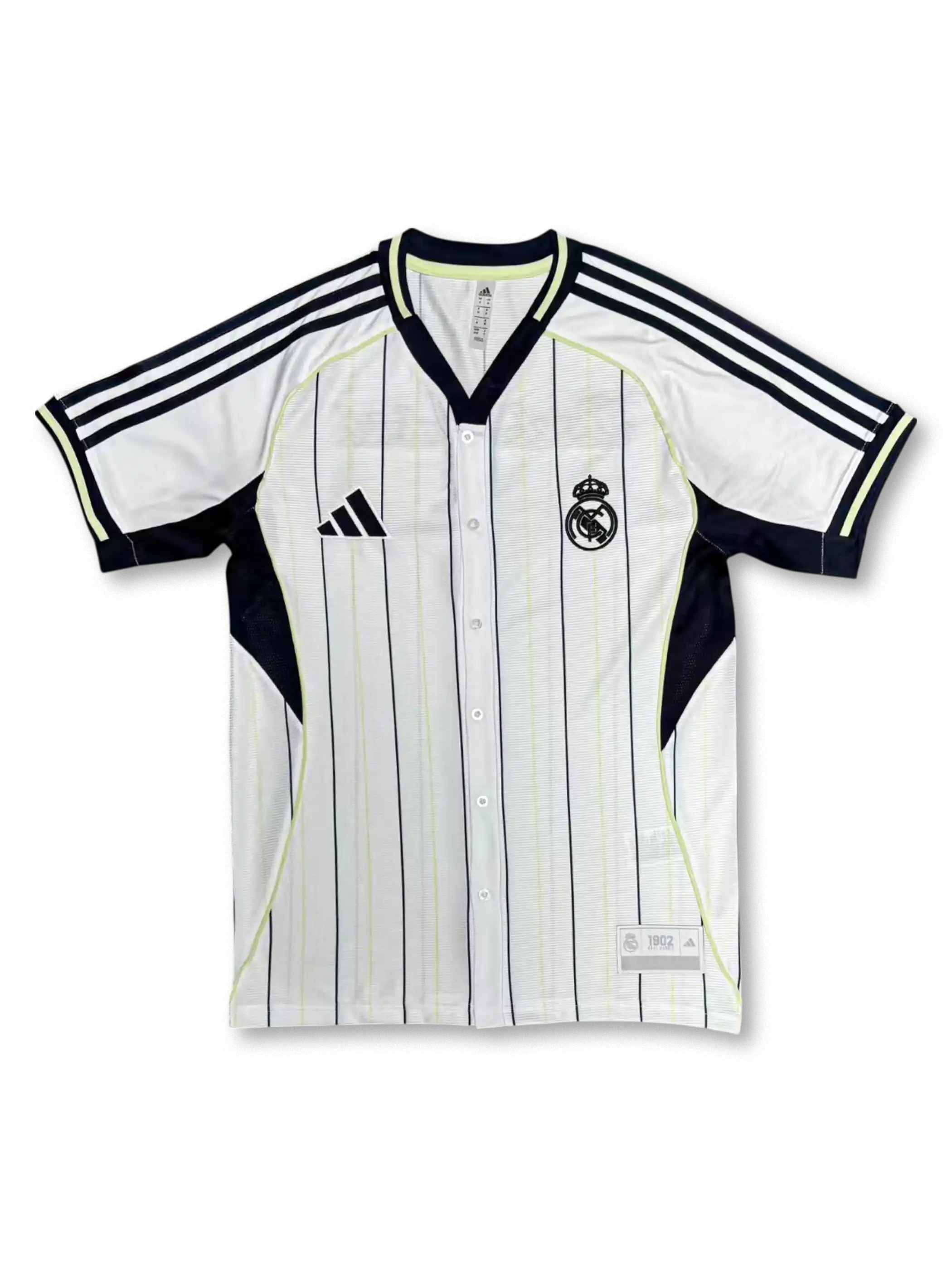 2025–26シーズンレアル・マドリードUSパックシャツ、ホワイト地にグレーのUSパックロゴとクラブエンブレムを配したモダンデザイン。