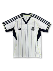 2025–26シーズンレアル・マドリードUSパックシャツ、ホワイト地にグレーのUSパックロゴとクラブエンブレムを配したモダンデザイン。