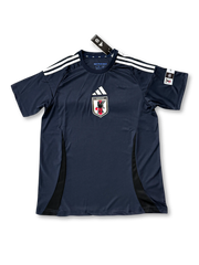 2025–26シーズン日本代表ホームジャージ、伝統の白地に胸元のレッドアクセントとモダンストライプを配した洗練デザイン。