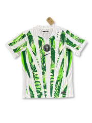 2025–26シーズンナイジェリア代表ホームジャージ、エメラルドグリーンに大胆なプリントパターンを施したモダンデザイン。