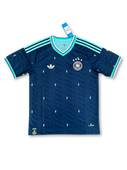 2026-27年ドイツ代表 アウェイユニフォーム 正面、ティールブルーとミントのストライプデザイン