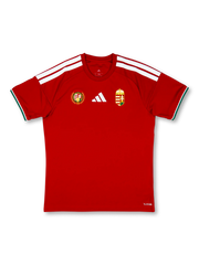 2026-27年ハンガリー代表ホームユニフォーム前面(記念エンブレム)