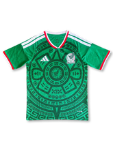 2026-27年メキシコ代表 ホームユニフォーム 正面、アステカ太陽石モチーフデザイン