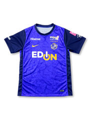 2026-27サンフレッチェ広島ホーム正面、EDIONロゴとNikeスウッシュ