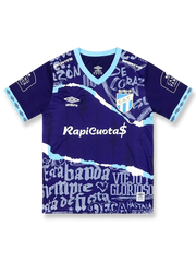 製品画像: 2024-25シーズン トルクメニスタン・アトレティコ ファンエディションユニフォーム 正面画像、紫と青の配色デザイン、クラブ文化のスローガンがプリントされたデザイン。