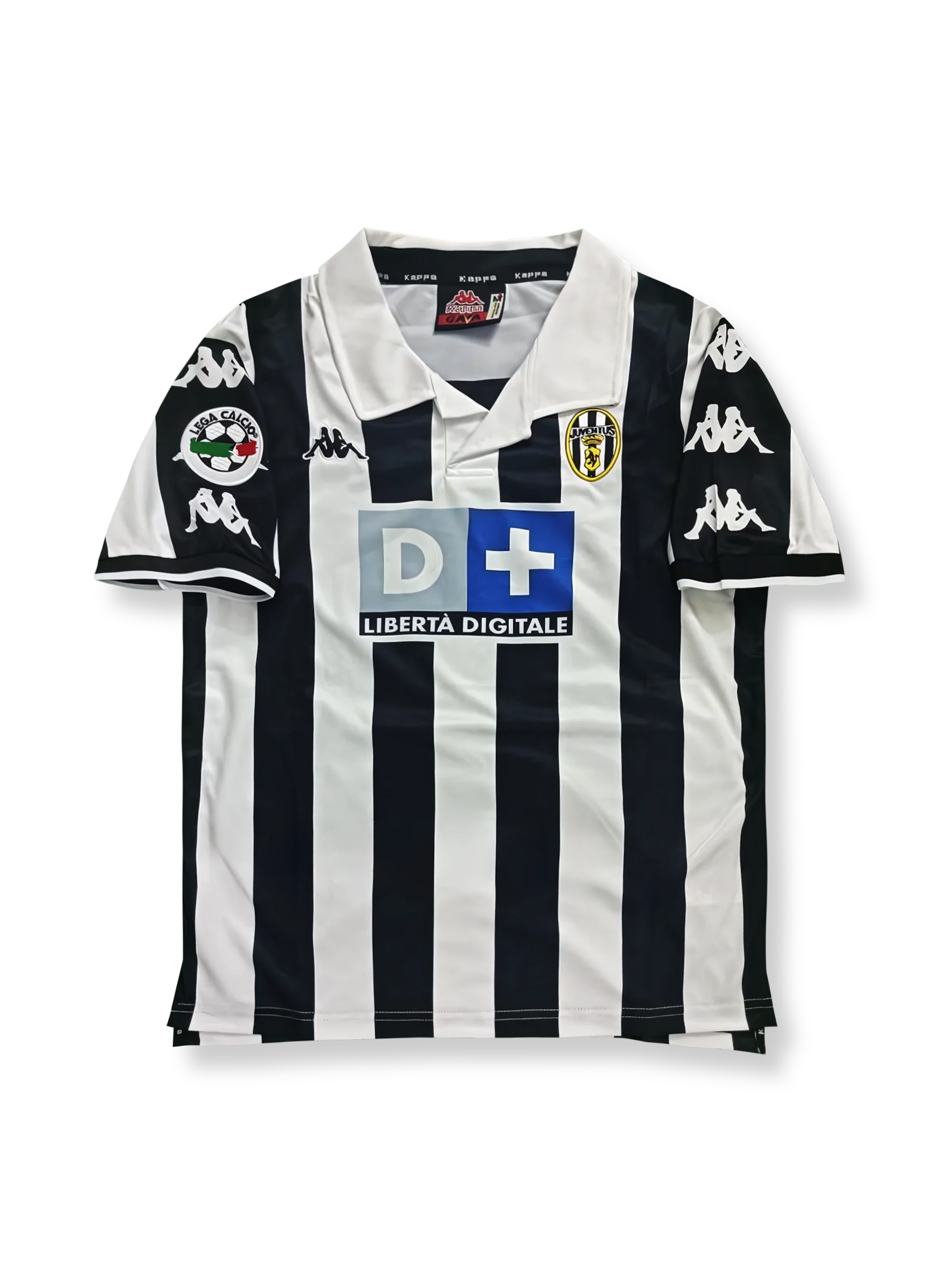 製品画像: 1999/00シーズン ユヴェントス ホーム ユニフォーム ピエロ10番 正面、レトロ サッカーシャツ、クラシック フットボール ユニフォーム
詳細画像: 高密度刺繍 ユヴェントス エンブレム、レトロ サッカー ユニフォーム ディテール、イタリア フットボール シャツ