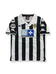 製品画像: 1999/00シーズン ユヴェントス ホーム ユニフォーム ピエロ10番 正面、レトロ サッカーシャツ、クラシック フットボール ユニフォーム
詳細画像: 高密度刺繍 ユヴェントス エンブレム、レトロ サッカー ユニフォーム ディテール、イタリア フットボール シャツ