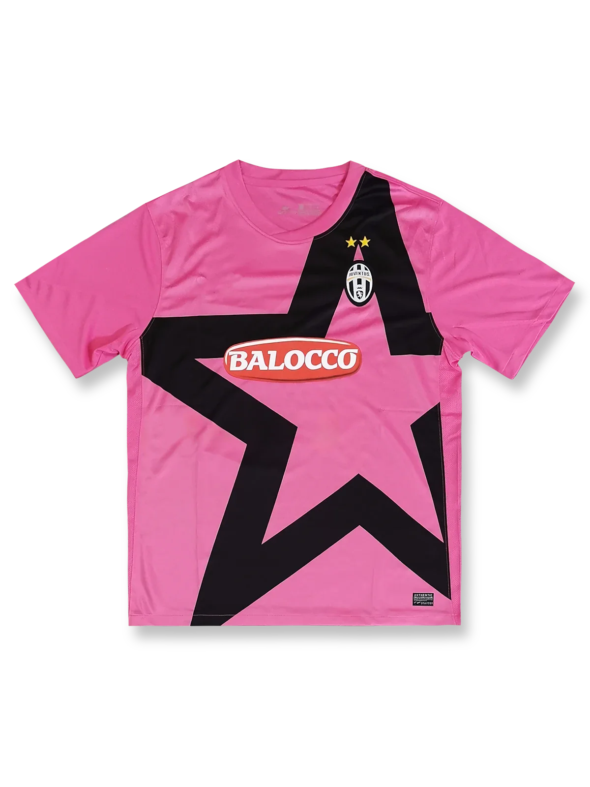 製品画像: 2011-2012年 ユヴェントス ピンク アウェイ ユニフォーム ピエロ10番 正面、レトロ サッカー シャツ、ヴィンテージ フットボール ユニフォーム
詳細画像: 高密度刺繍 ユヴェントス エンブレム、ピンク ユニフォーム 星型モチーフ ディテール、クラシック フットボール シャツ