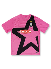 製品画像: 2011-2012年 ユヴェントス ピンク アウェイ ユニフォーム ピエロ10番 正面、レトロ サッカー シャツ、ヴィンテージ フットボール ユニフォーム
詳細画像: 高密度刺繍 ユヴェントス エンブレム、ピンク ユニフォーム 星型モチーフ ディテール、クラシック フットボール シャツ