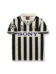 製品画像: 1995-1997シーズン ユヴェントス ホーム チャンピオンズリーグ ユニフォーム ピエロ10番 正面、クラシック 黒白ストライプ サッカー シャツ
詳細画像: 背面のピエロ10番 手作業 フロックプリント ディテール、レトロ フットボール ユニフォーム