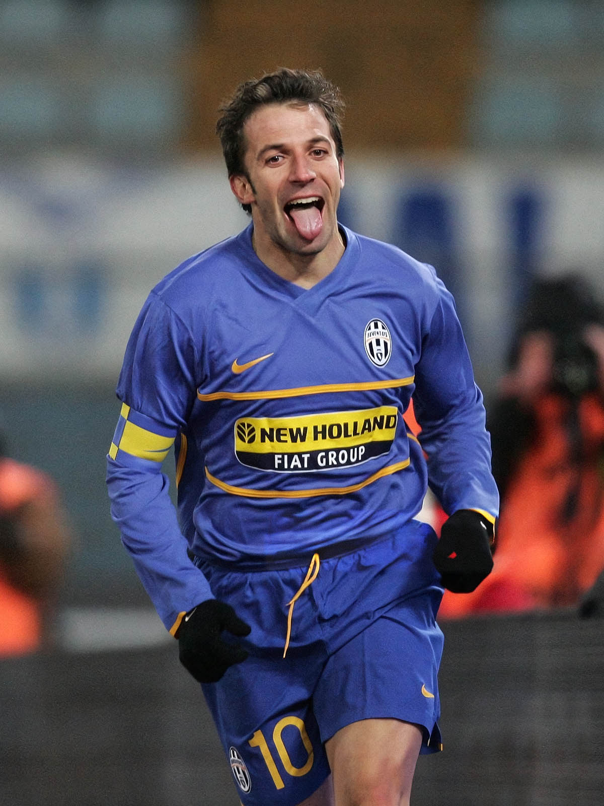 詳細画像: 背面のピエロ10番 手作業 フロックプリント ディテール、レトロ ユヴェントス ユニフォーム
スポンサー画像: 胸部のNEW HOLLAND スポンサー ロゴ 特写、クラシック ユヴェントス アウェイ ユニフォーム