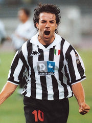 スポンサー画像: 胸部のD+ スポンサー ロゴ 特写、クラシック ユヴェントス ユニフォーム
エンブレム画像: ユヴェントス エンブレム 高密度刺繍 ディテール、精緻な仕上がり