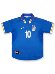 製品画像: 1996-1997年 イタリア代表 ホーム ユニフォーム ピエロ10番 正面、クラシック ブルーデザイン サッカーシャツ
詳細画像: 背面のピエロ10番 白 手作業 フロックプリント ディテール、レトロ イタリア代表 ユニフォーム