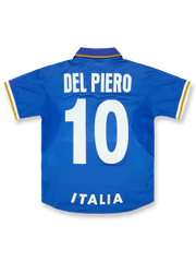 製品画像: 1996-1997年 イタリア代表 ホーム ユニフォーム ピエロ10番 正面、クラシック ブルーデザイン サッカーシャツ
詳細画像: 背面のピエロ10番 白 手作業 フロックプリント ディテール、レトロ イタリア代表 ユニフォーム