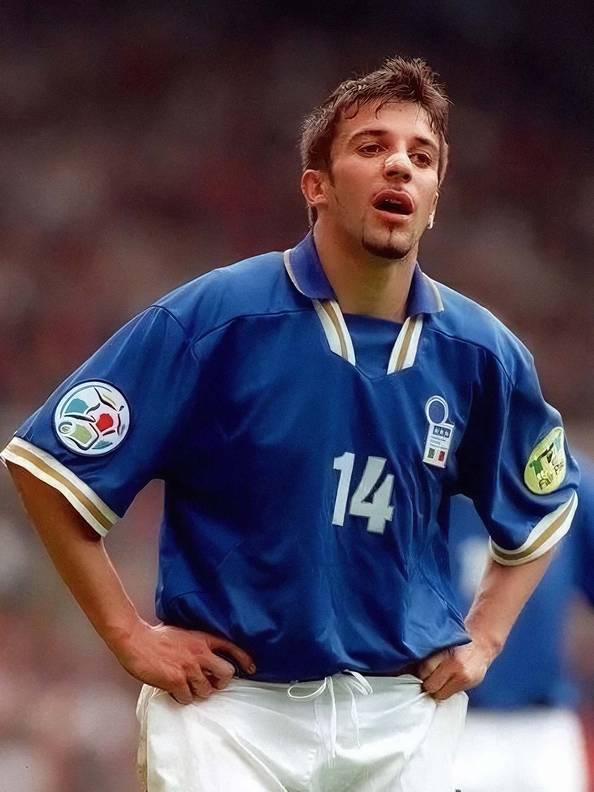 袖口画像: 袖口のイエローストライプ ディテール、クラシック イタリア ユニフォーム
エンブレム画像: 胸部のイタリアサッカー連盟エンブレム 高密度刺繍 特写、イタリアサッカーの誇り