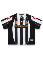 製品画像: 2002-2003年 ユヴェントス ホーム ユニフォーム ピエロ10番 正面、クラシック 黒白ストライプ サッカーシャツ
詳細画像: 背面のピエロ10番 黒フォント ディテール、レトロ ユヴェントス ユニフォーム