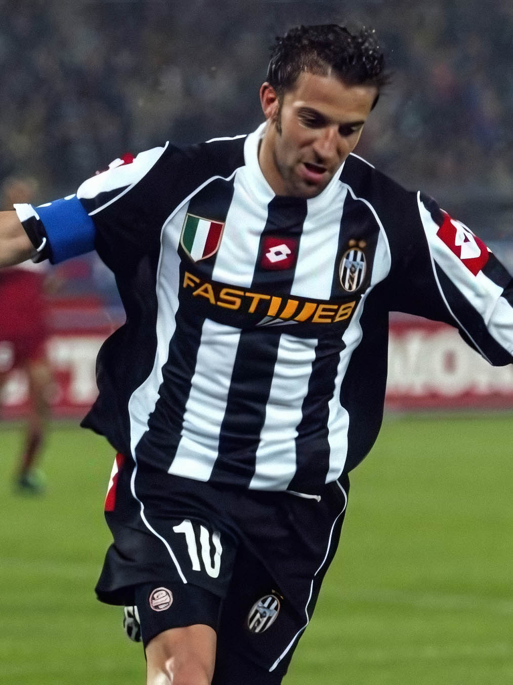 スポンサー画像: 胸部のFASTWEB スポンサー ロゴ 特写、クラシック ユヴェントス ホーム ユニフォーム
エンブレム画像: セリエA優勝エンブレムとユヴェントス エンブレム 高密度刺繍 特写、クラブの誇り