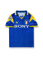 製品画像: 1995-1996シーズン ユヴェントス UEFAチャンピオンズリーグ決勝 アウェイユニフォーム ピエロ10番 正面、ブルーデザイン、クラシック ユヴェントス サッカーシャツ
詳細画像: 背面のピエロ10番 白色フォント ディテール、ユヴェントス アウェイ ユニフォーム、1995-1996シーズン