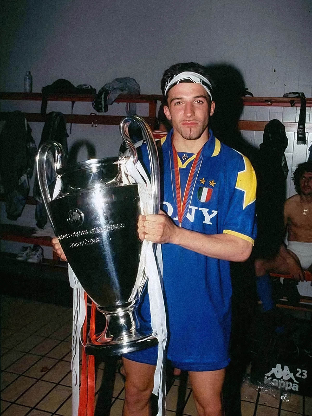 袖画像: 右袖のUEFAチャンピオンズリーグエンブレム 特写、記念試合 ユニフォーム
肩画像: イエロースター 肩部デザイン ディテール、クラシック ユヴェントス チャンピオンズリーグ