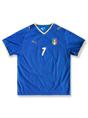 製品画像: 2008年 イタリア代表 ホーム短袖 レプリカモデル ユニフォーム ピエロ7番 正面、ブルーとゴールド デザイン、クラシック サッカーシャツ
詳細画像: 胸前のイタリア代表 エンブレム 特写、イタリア サッカー ユニフォーム
