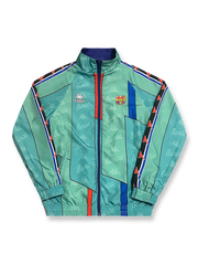 製品画像
「リバイバルされたバルセロナ1996年リバーシブル トレーニングウェア。クラシックな赤青ストライプとKappaロゴが特徴の正面全体展示画像」
詳細画像1
「胸部に高密度刺繍で仕上げられたバルサのエンブレムとKappaロゴのディテール画像」
詳細画像2
「袖部に施された白いKappaロゴ入りリブデザインのクローズアップ画像」
詳細画像3
「リバーシブルデザインの内層側の通気性を重視したディテール画像」