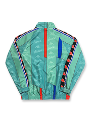 製品画像
「リバイバルされたバルセロナ1996年リバーシブル トレーニングウェア。クラシックな赤青ストライプとKappaロゴが特徴の正面全体展示画像」
詳細画像1
「胸部に高密度刺繍で仕上げられたバルサのエンブレムとKappaロゴのディテール画像」
詳細画像2
「袖部に施された白いKappaロゴ入りリブデザインのクローズアップ画像」
詳細画像3
「リバーシブルデザインの内層側の通気性を重視したディテール画像」