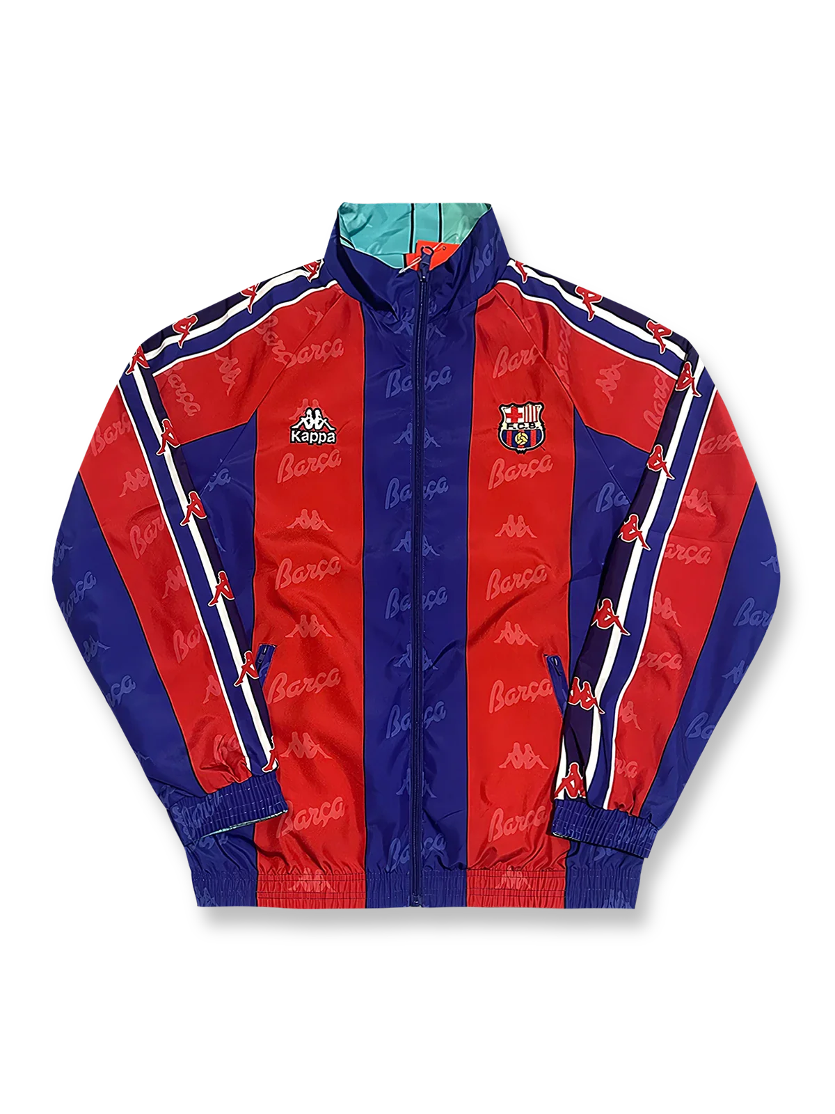 製品画像
「リバイバルされたバルセロナ1996年リバーシブル トレーニングウェア。赤青ストライプと白いKappaロゴが特徴の製品正面全体展示画像」
詳細画像1
「胸部に高密度刺繍で施されたバルサエンブレムとKappaロゴのディテールクローズアップ」
詳細画像2
「袖部に施された白いKappaロゴ入りリブデザインのクローズアップ画像」
詳細画像3
「リバーシブルデザインの内層側、通気性に配慮した素材のディテール画像」