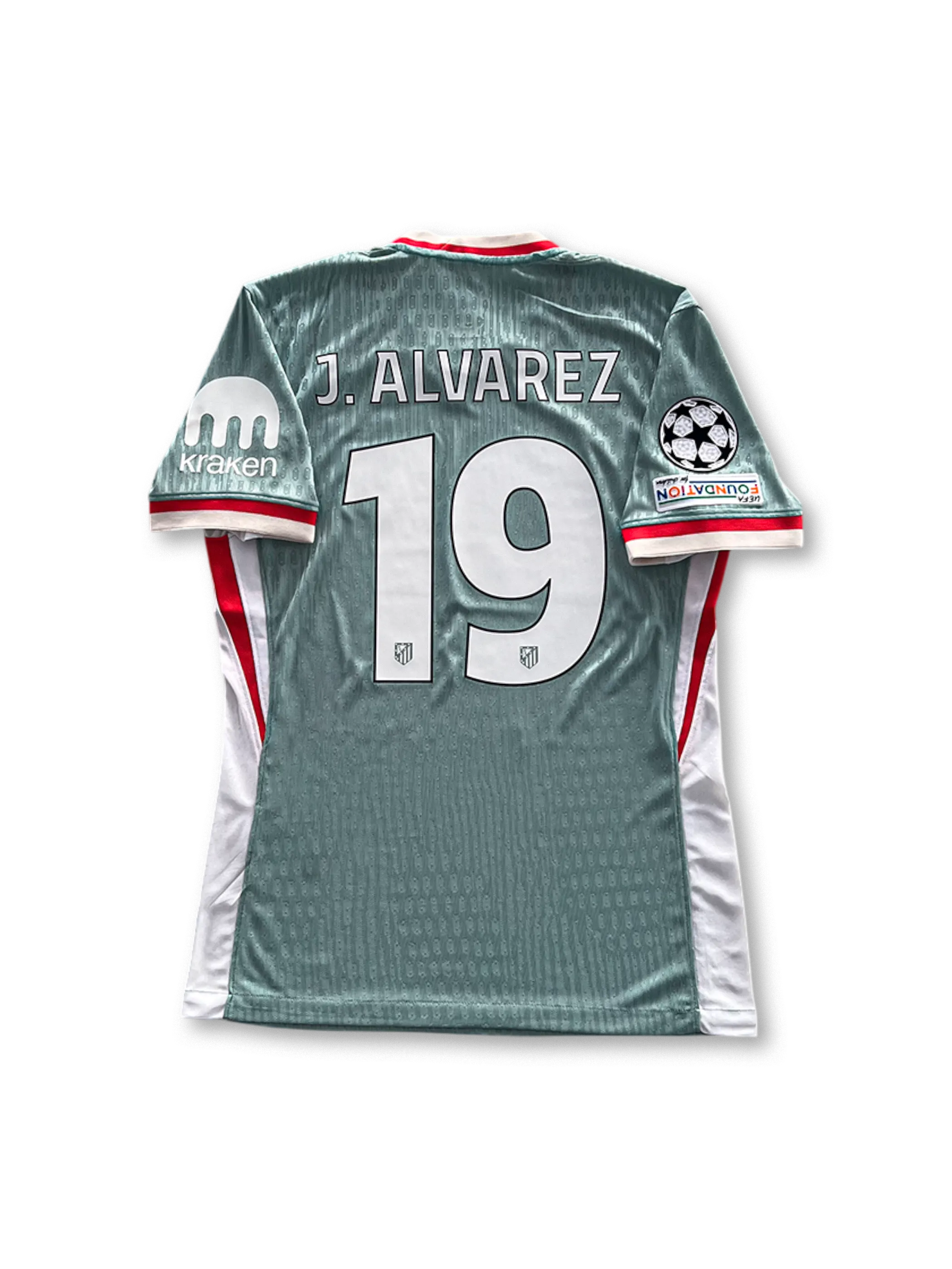 ホーム正面:2024/25アトレティコ・マドリード ホームジャージ 赤白ストライプ | ホーム背面:アルバレス19番 | アウェイ正面:2024/25アウェイジャージ セラドングリーン | アウェイ背面:アルバレス19番