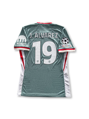 ホーム正面:2024/25アトレティコ・マドリード ホームジャージ 赤白ストライプ | ホーム背面:アルバレス19番 | アウェイ正面:2024/25アウェイジャージ セラドングリーン | アウェイ背面:アルバレス19番