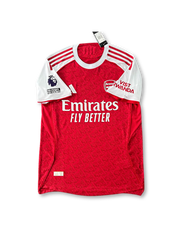 2024/25アーセナルホームジャージ正面・レッドボディ/背面・ウーデゴール8番