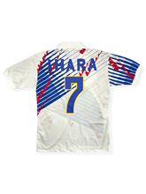 1994–95シーズン日本代表ホームジャージ7番井原正巳、白地にレッドアクセントと日の丸を胸にあしらったクラシックデザイン。