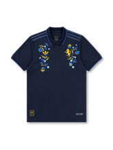 ユヴェントスFC2024-25サード手刺繍カスタムジャージ正面、ミッドナイトネイビー地に幾何学ダイヤモンドジャカードパターン、ポロカラー1ボタン・2色細リブストライプス、両肩ダークブルー3ストライプス、左胸ゴールドadidas Originalsトレフォイルロゴ、右胸金色プランシング・ゼブラエンブレム手刺繍、左右胸にコルンブルーメ&黄ワイルドフラワー&金葉のイタリア伝統花柄手刺繍、右下裾HEAT.RDY、左下裾adidas Originalsレトロ織りラベル