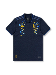 ユヴェントスFC2024-25サード手刺繍カスタムジャージ正面、ミッドナイトネイビー地に幾何学ダイヤモンドジャカードパターン、ポロカラー1ボタン・2色細リブストライプス、両肩ダークブルー3ストライプス、左胸ゴールドadidas Originalsトレフォイルロゴ、右胸金色プランシング・ゼブラエンブレム手刺繍、左右胸にコルンブルーメ&黄ワイルドフラワー&金葉のイタリア伝統花柄手刺繍、右下裾HEAT.RDY、左下裾adidas Originalsレトロ織りラベル