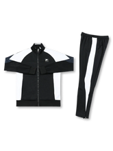 ブラック×ホワイト切替のNike Airトラックジャケットとパンツの正面全体