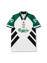 リヴァプールFC1993-95アウェイジャージ正面、白地に黒X字シェブロン、緑袖、深Vネック開襟襟、adidas Equipmentロゴ、リヴァプールシールドエンブレム、Carlsbergグリーンスポンサーロゴ、両袖プレミアリーグライオンパッチ