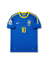 ブラジル代表2010アウェイジャージ正面、ロイヤルブルー地に黄ドットジャカードパターン、黄リブクルーネック、左胸CBF4つ星エンブレムBRASIL、右胸Nikeスウッシュ、左袖2010南アフリカW杯公式パッチ、両肩黄パフォレーションパネル、フロント中央黄ドット10番