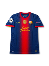 バルセロナ 2011-12 ホーム Authentic ジャージの正面、ネイビーブルーとレッドのグラデーション、Qatar Foundationロゴ、FIFA Champions 2011バッジ、クラブエンブレム、欧州大会パッチが見えるデザイン